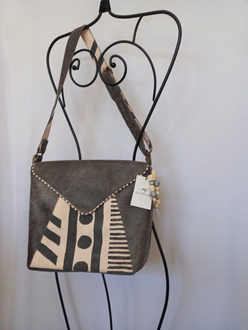 SAC BANDOULIERE SIMILI GRIS VIEILLI ET TISSU ETHNIQUE GRIS SUR FOND ECRU ETHNIQUE