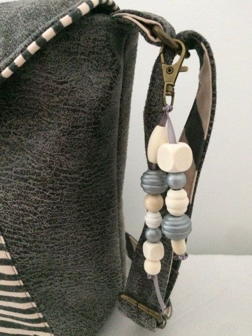 SAC BANDOULIERE SIMILI GRIS VIEILLI ET TISSU ETHNIQUE GRIS SUR FOND ECRU ETHNIQUE