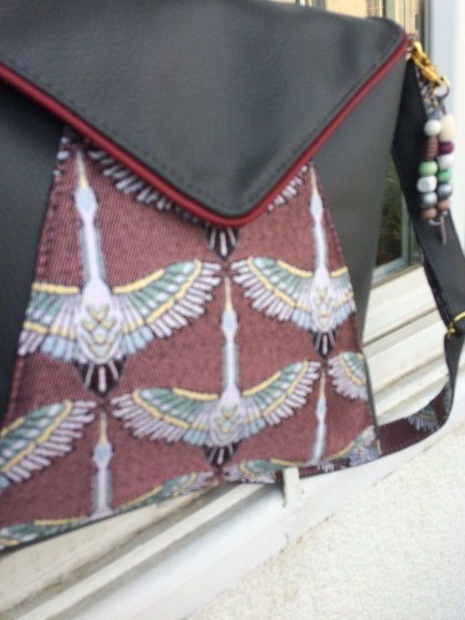SAC BANDOULIERE SIMILI GRIS ET TISSU AUX GRUES STYLISEES